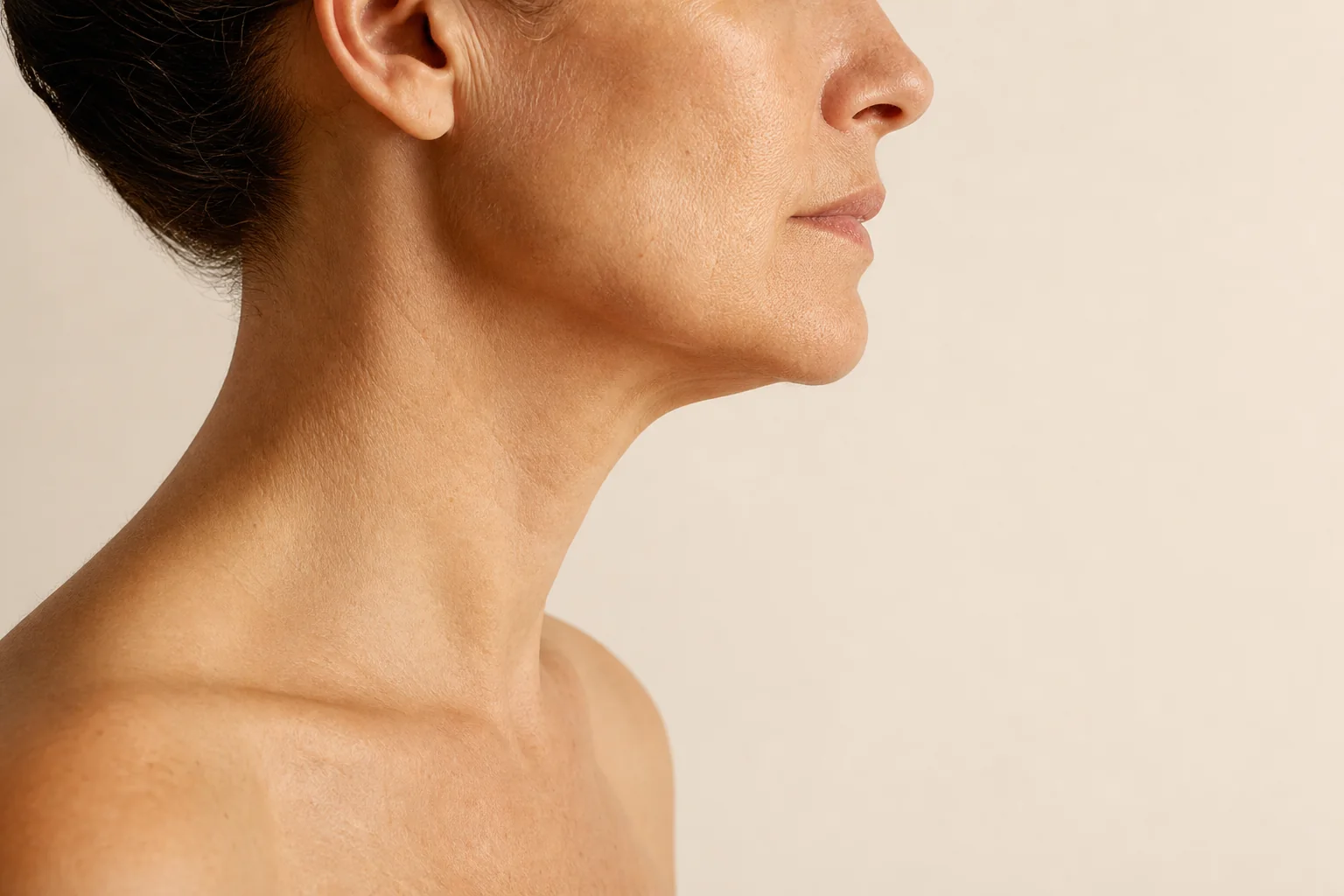 Estudio editorial del contorno de mandíbula y cuello